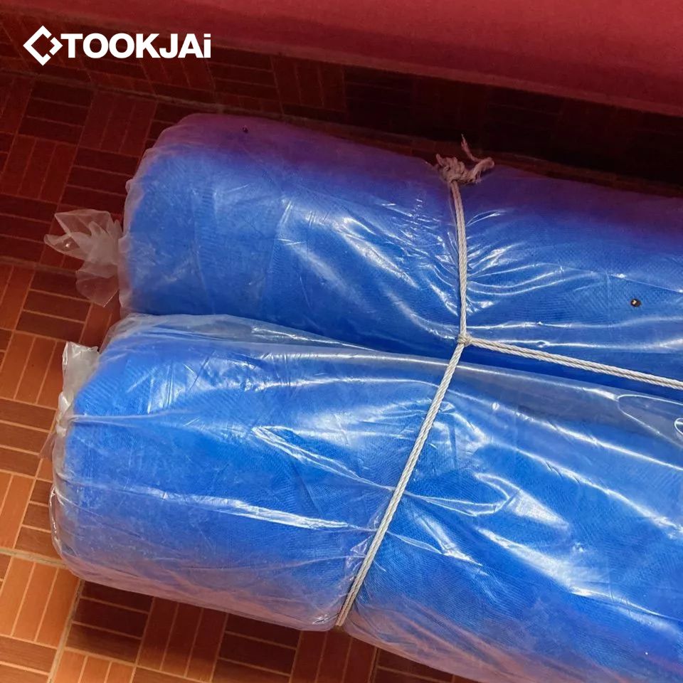 คุณสมบัติเด่นของมุ้งไนล่อน มุ้งไนล่อนมีความเหนียวและยืดหยุ่นสูง จึงไม่ฉีกขาดง่ายเมื่อใช้งาน อีกทั้งยังทนต่อสภาพอากาศได้ดี ดังนั้นจึงเหมาะกับการใช้งานกลางแจ้ง นอกจากนี้เนื้อผ้ายังโปร่ง ระบายอากาศได้ดี