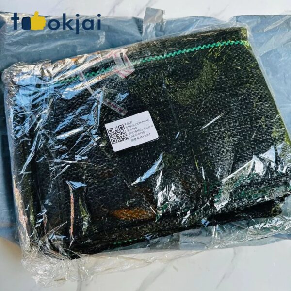พลาสติกคลุมดินสีดำ พลาสติกสีดำช่วยป้องกันแสงแดดส่องถึงดิน จึงลดการงอกของวัชพืชได้อย่างมีประสิทธิภาพ เหมาะสำหรับพืชผักทั่วไปและแปลงเกษตรขนาดเล็ก