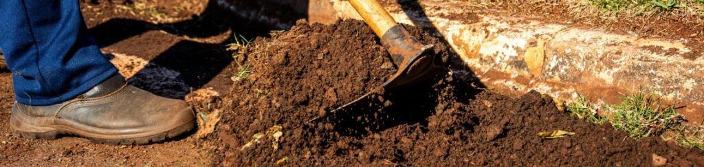 อุปกรณ์คู่ใจเกษตรกรและคนรักสวน ผลิตจากเหล็กกล้าคุณภาพสูงผ่านการชุบแข็งอย่างดี ทำให้ตัวคมจอบมีความทนทานเป็นพิเศษ ไม่บิ่นหักง่ายแม้เจอสภาวะดินแข็งหรือดินเหนียว