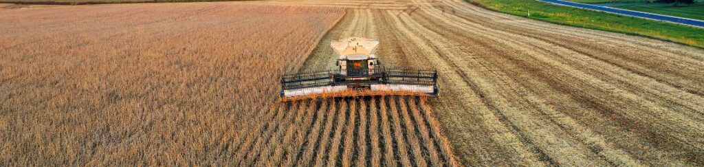 หากพูดถึง รถเกี่ยว (Combine Harvester) ในปัจจุบัน เทคโนโลยีพัฒนาไปไกลมากครับ โดยเฉพาะในกลุ่มเกษตรกรที่ต้องการความรวดเร็วและลดการสูญเสียเมล็ดพันธุ์ให้น้อยที่สุด รถเกี่ยวไม่ได้แค่ทำหน้าที่ตัดอย่างเดียว แต่เป็นโรงงานเคลื่อนที่ที่ทำหน้าที่ เกี่ยว-นวด-คัดแยก-บรรจุ จบในขั้นตอนเดียว